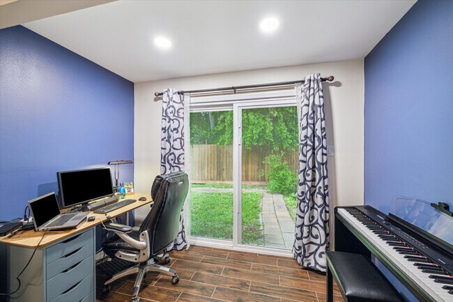 Building Photo - 910 Coachlight Dr