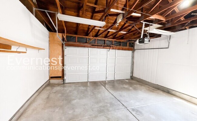 Building Photo - 914 Valley Run