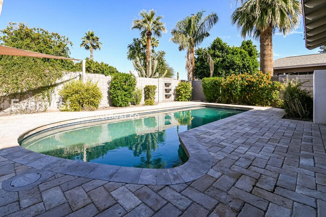 Building Photo - 8726 E Bonnie Rose Ave