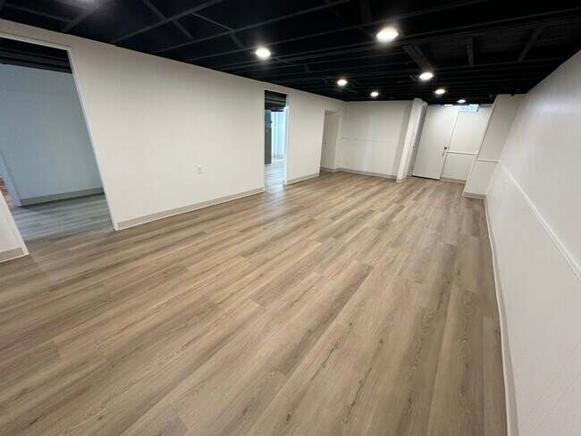 Building Photo - Impeccably Clean Warren Ranch!