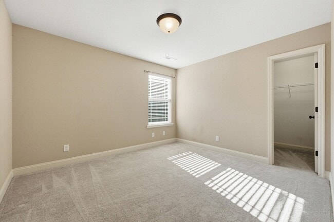 Building Photo - 723 Windrush Loop