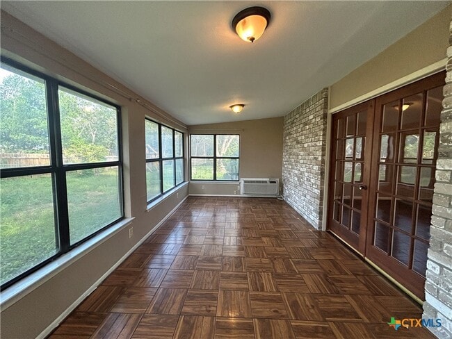 Building Photo - 826 Timber Dr