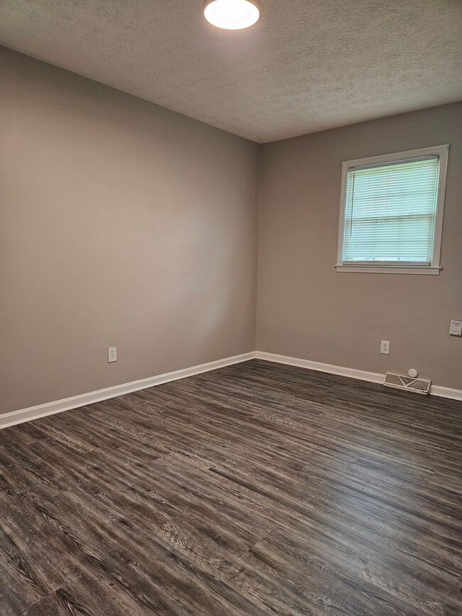 Building Photo - 2 Bed 1 Bath Duplex