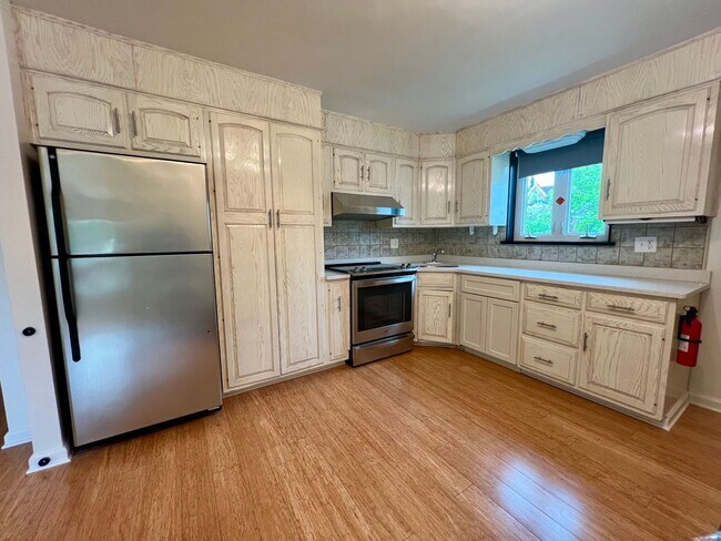 Building Photo - Gorgeous 3-Bedroom Townhome with One-Car Garage in Roxborough! Available NOW!