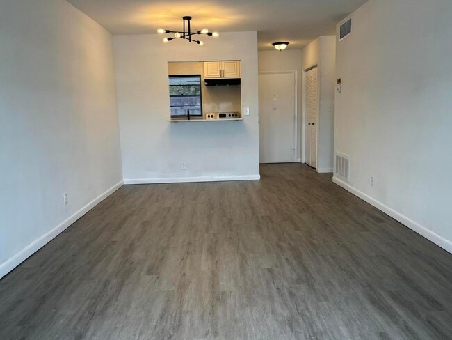Building Photo - 1112 Lake Terrace