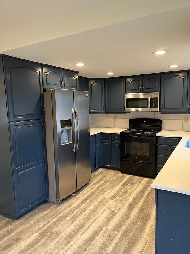 Building Photo - 4 Bedroom - Gated Community!