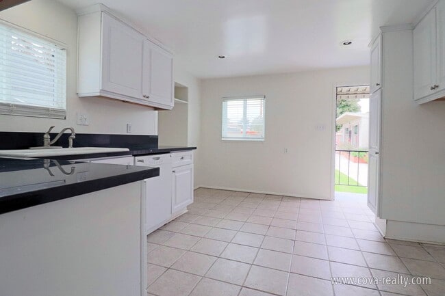 Building Photo - Charming Downtown Oxnard Home with Modern Amenities and Prime Location