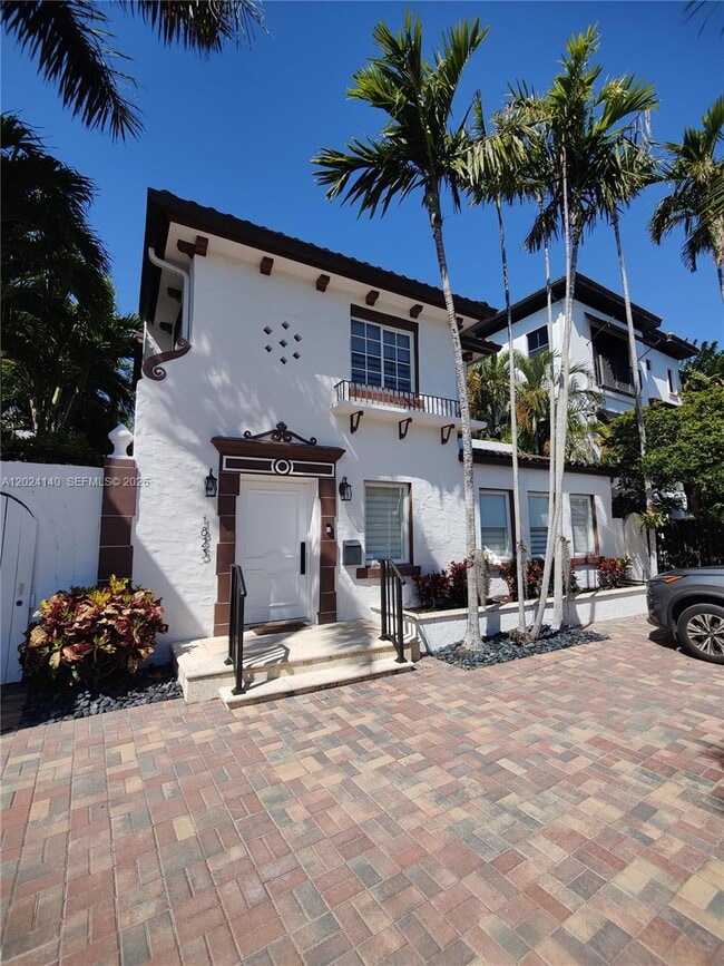 Building Photo - 1823 S Bayshore Ln
