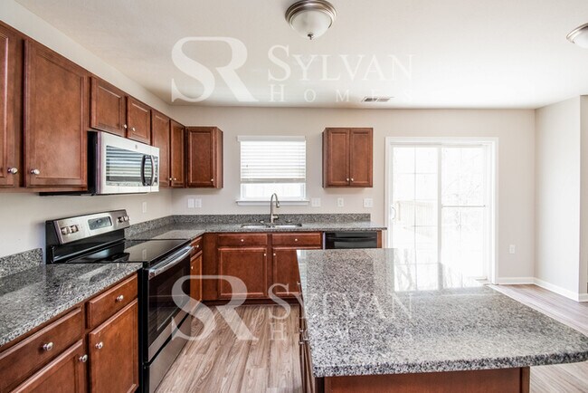 Building Photo - A must see 4-bedroom, 2.5 bath home in Oak Pointe.