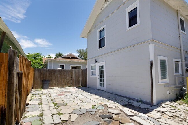 Building Photo - 618 7th Ave N