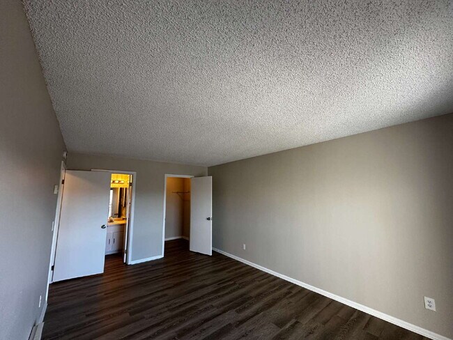 Building Photo - Beautiful Top Floor Condo with Great Views!