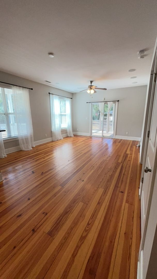 Building Photo - Available April 6th. Custom Built 3BR/2 BA Home in Park Circle!