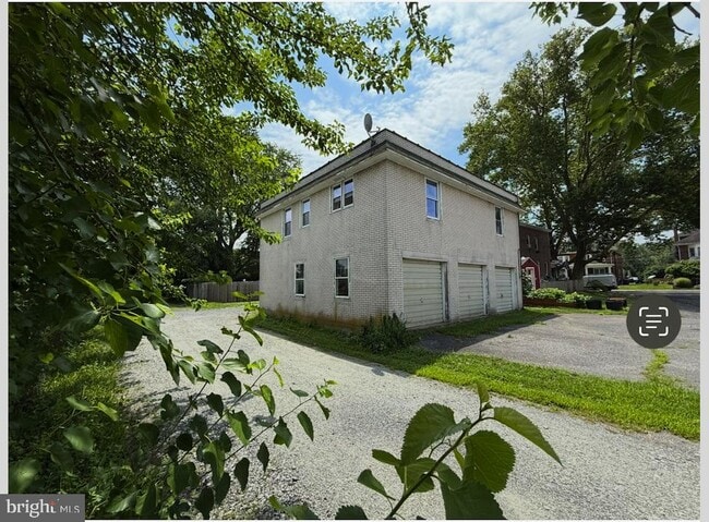 Building Photo - 107 E Main St