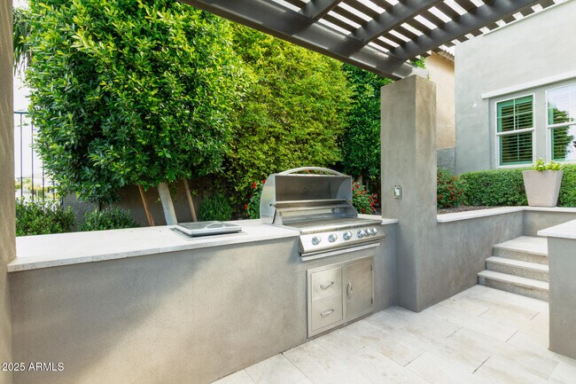 Building Photo - 4322 S Gardenia Dr