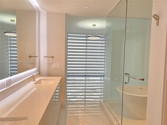 Building Photo - 700 NE 24th St