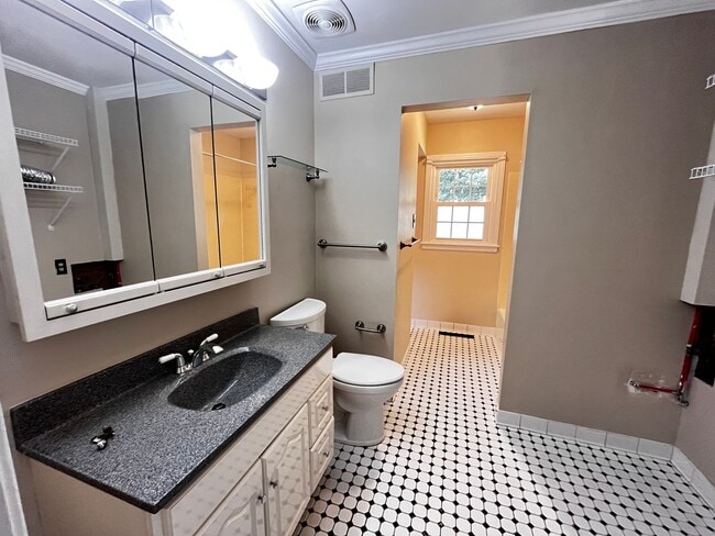 Building Photo - Wonderful 3 Bed and 1.5 Bath Ranc-Style Home