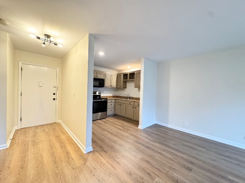 Building Photo - 613 Hillsboro Rd