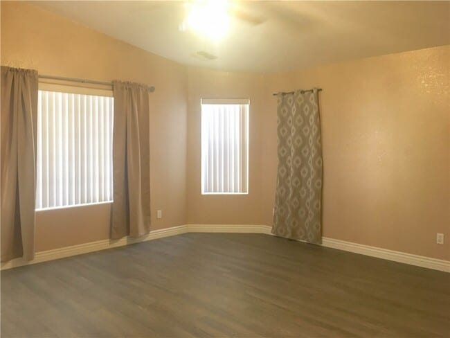 Building Photo - 5714 Desert Lakes Dr