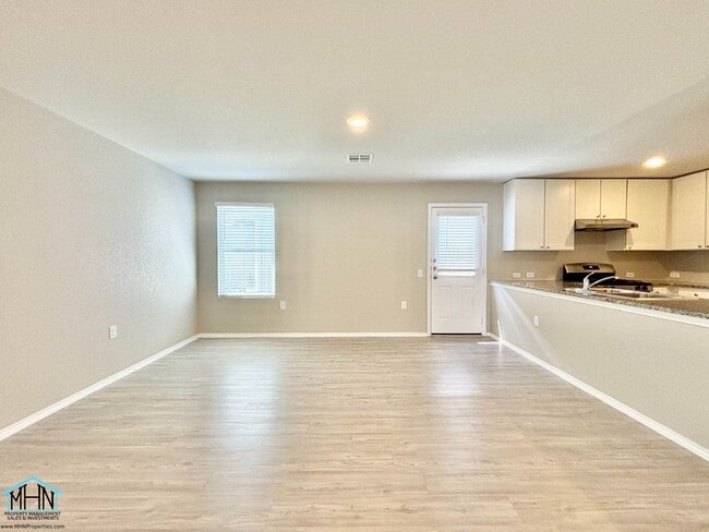 Building Photo - Live in Luxury in this beautiful 3bed/2bat...