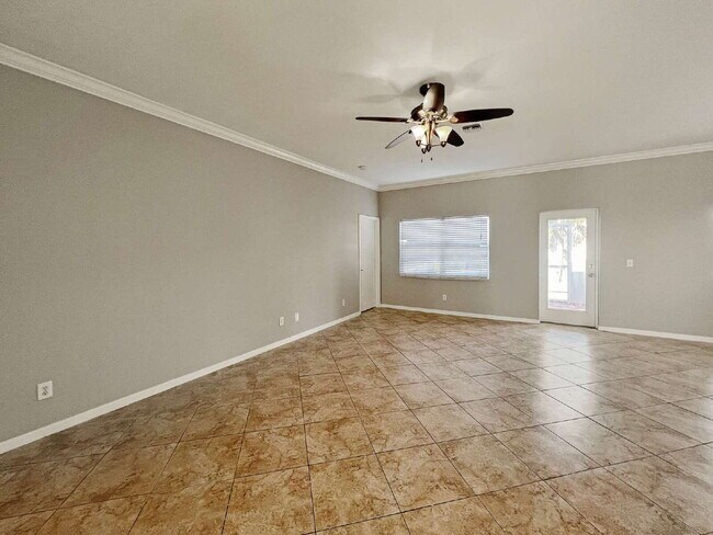 Building Photo - 906 Alfreda Ave