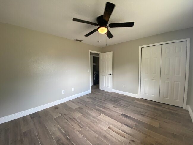 Building Photo - 2210 Marilyn Ln