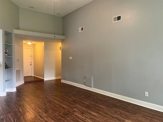 Building Photo - 2703 Hot Springs Dr