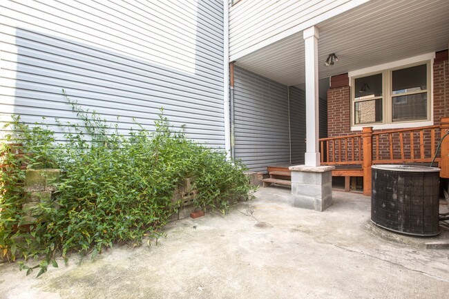 Building Photo - 2712 Sarah St