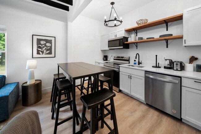 Building Photo - 704 Wayne St