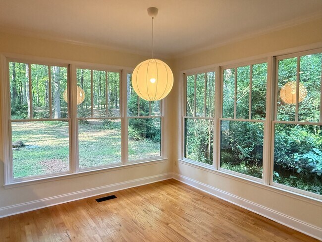 Building Photo - 1412 Hillcrest Dr
