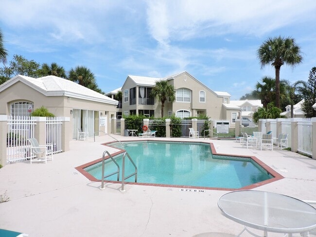 Building Photo - 2/2 Townhome Located in Carriage Homes At ...