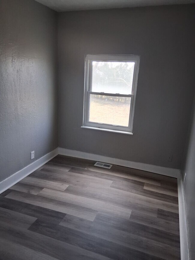 Building Photo - 2 bedroom 1 bath house for rent close to WPAFB, downtown Fairborn