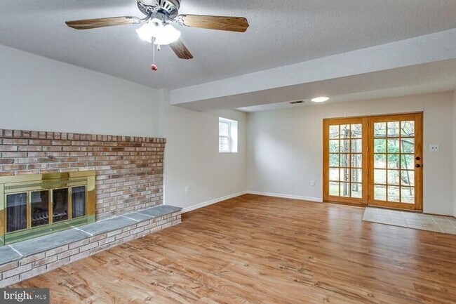 Building Photo - Brick Split Foyer With Large Backyard, 2 K...