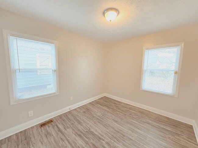 Building Photo - Two bedroom house in Churchill