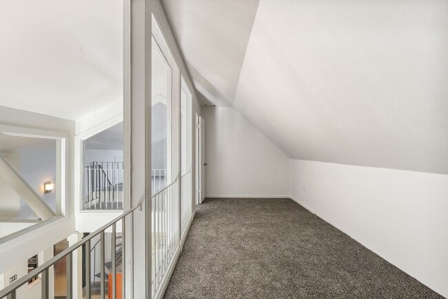 Building Photo - Newly Renovated 3BD/2BA Penthouse, 1/2 Blo...