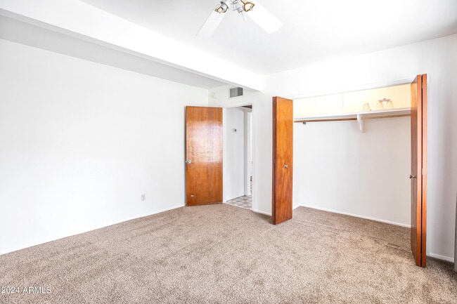 Building Photo - 922 E Orange Dr