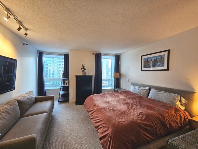 Building Photo - 512 N McClurg Ct