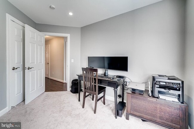 Building Photo - 947 Harrison Cir