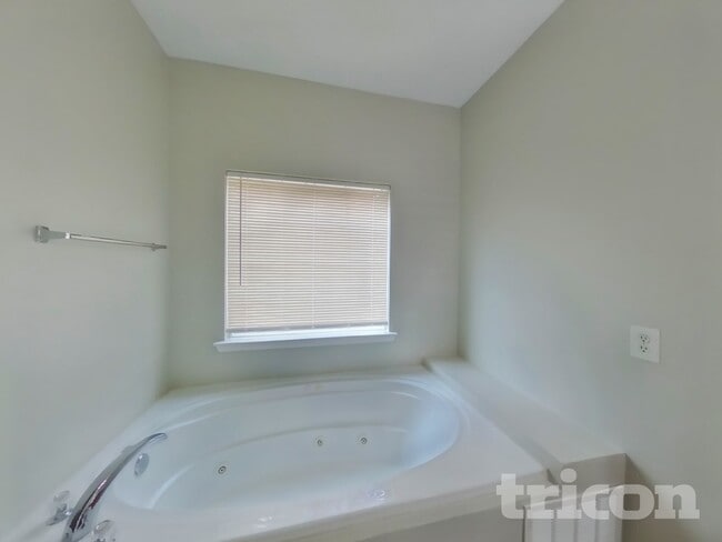 Building Photo - 5746 Lakeside Dr