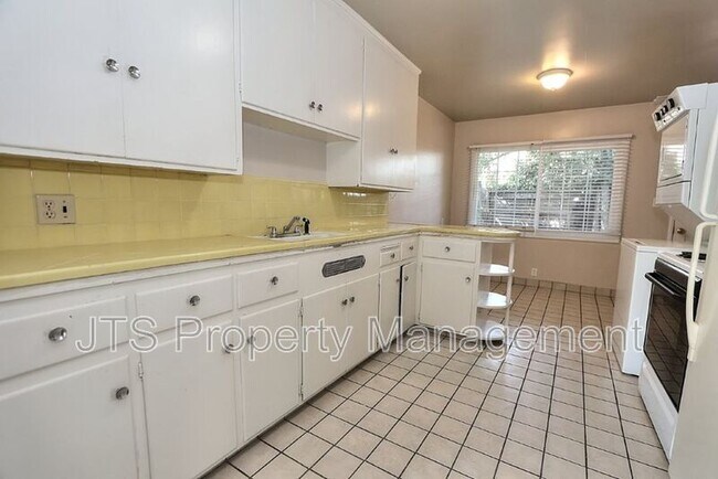 Building Photo - 3109-3111 Hampshire Drive