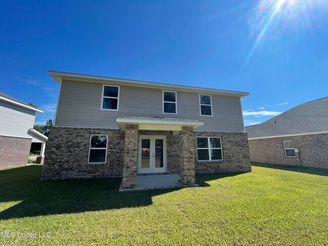Building Photo - Large 4-bedroom home located in the South ...