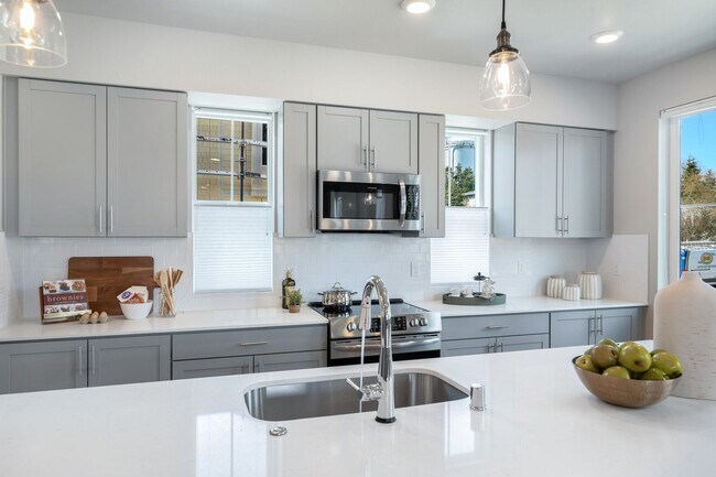 Building Photo - 4 Bed | 3.5 Bathroom | 1840 Sq Ft | $3,400