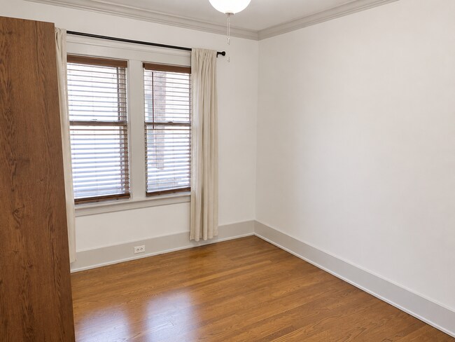 Building Photo - Available Stunning 5-Bedroom, 3-Bath Townhome with High-End Finishes