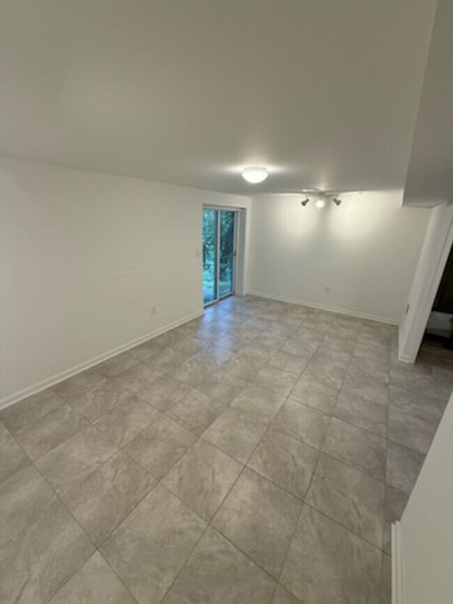 Building Photo - Updated 4BR Townhome!