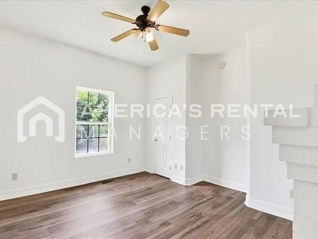 Building Photo - Room to Roam: Expansive Home with Screened Porch - Coming Soon!!