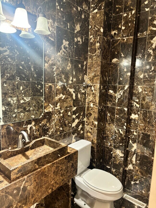 Building Photo - 1650 Linden St