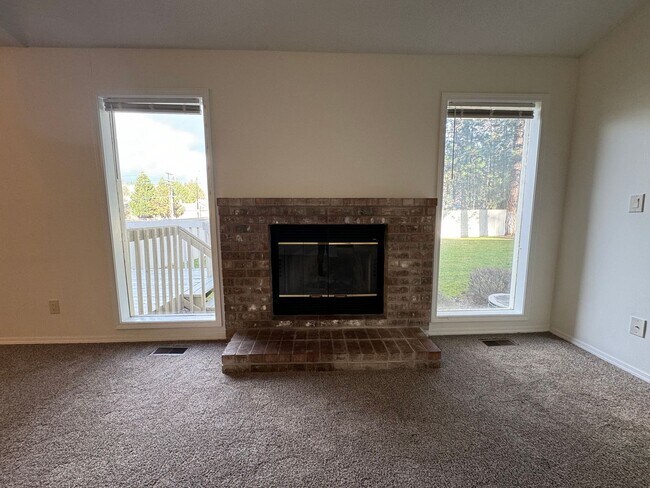 Building Photo - Delightful 2 Bed, 2 Bath Duplex near River...