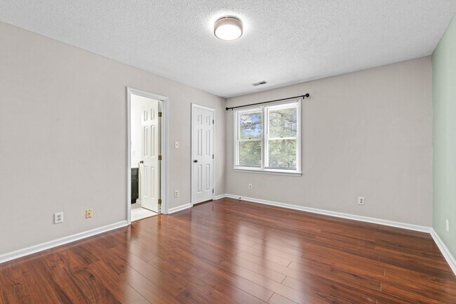 Building Photo - 5624 Darrow Dr
