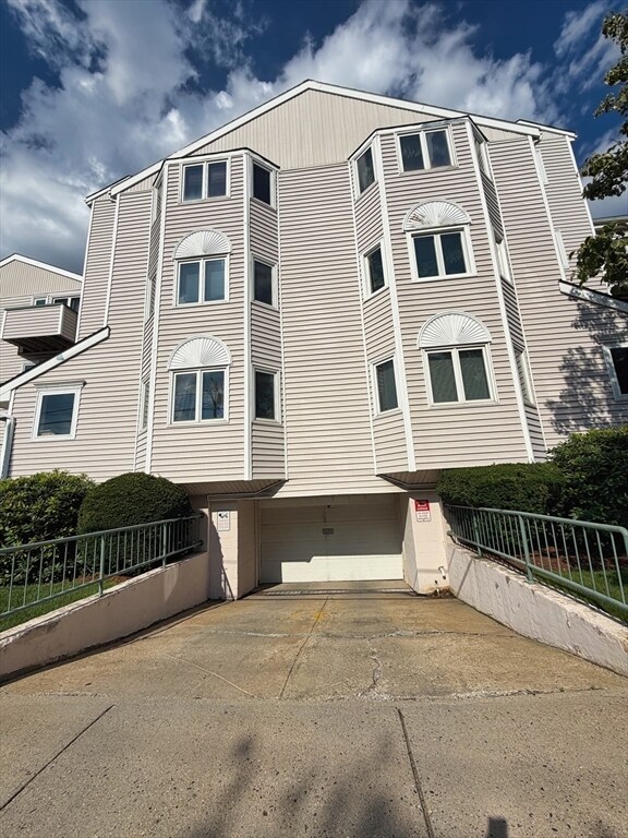 Building Photo - 624 Boston Ave