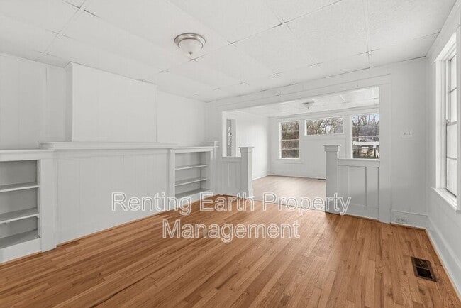 Building Photo - 617 7th St W