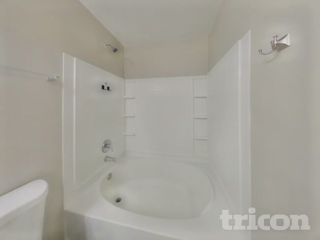 Building Photo - 824 Streamside Dr